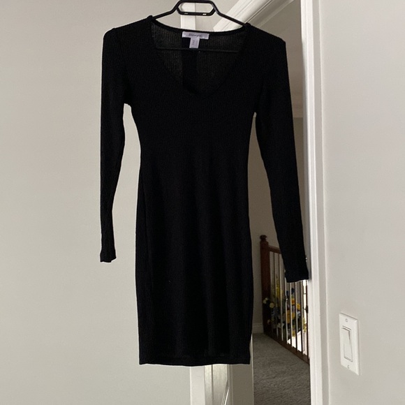Mini v neck black dress - Picture 2 of 2